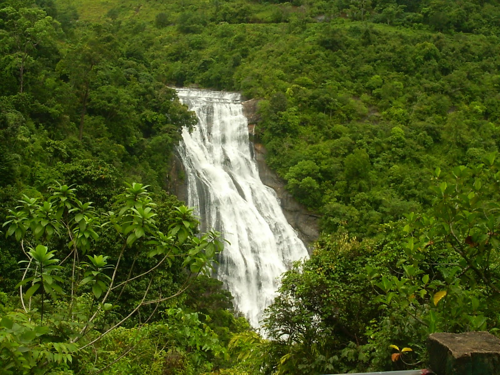 RAVANA WATERFALL - ELLA - SRI LANKA